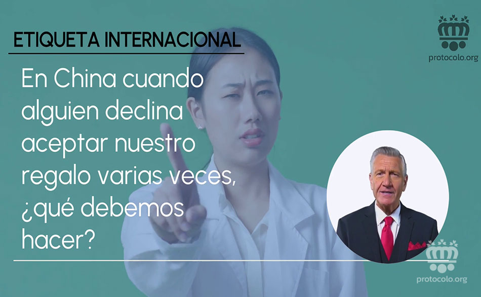 Regalar en China es todo arte y juego de rechazo y acepto