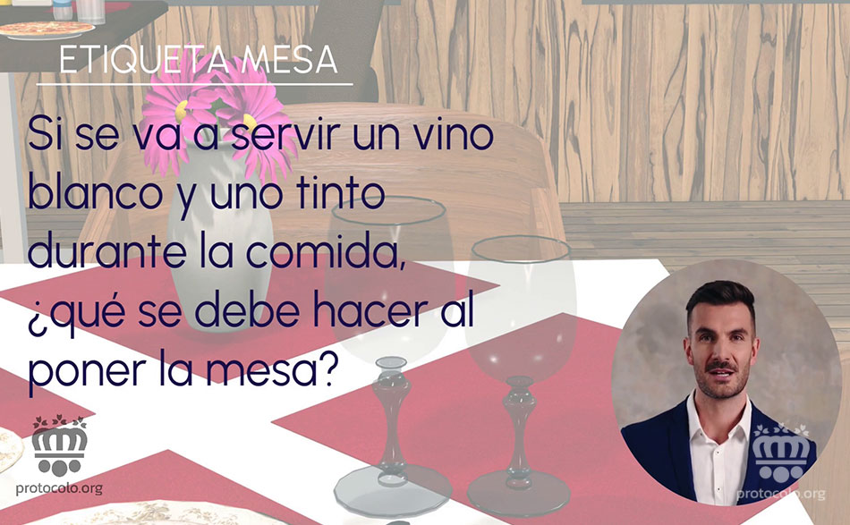 Las copas de vino se ponen en la mesa dependiendo de los vinos a servir