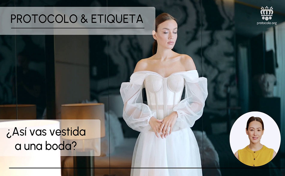 Los protagonistas son los novios. No es correcto tratar de llamar la atención con nuestra forma de vestir