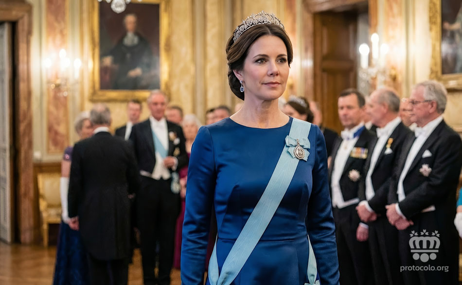 En el caso de las mujeres pueden llevar una condecoración en la misma banda o en el lazo