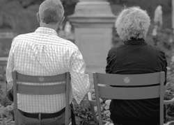 Pareja sentada en en una silla.