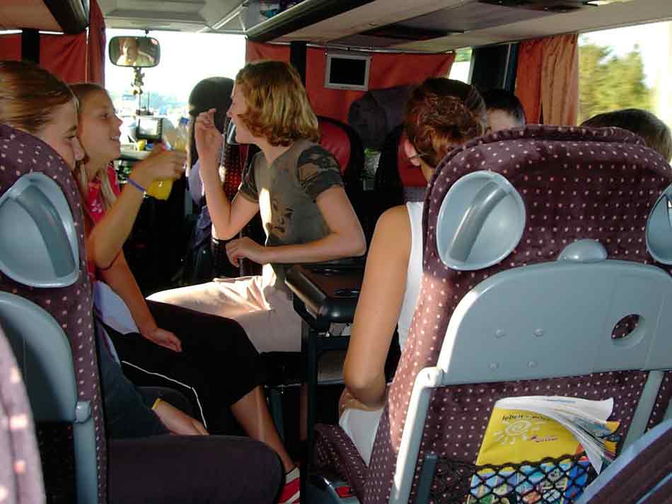 Comportamiento correcto en los viajes en autobús. Pandilla de chicos en el autobús
