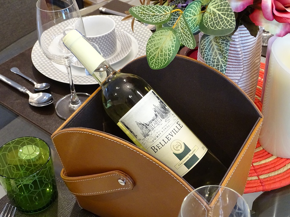 Vino blanco en cesta
