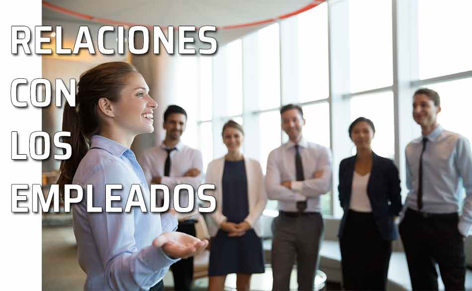 Grupo de empleados escuchan a su jefa