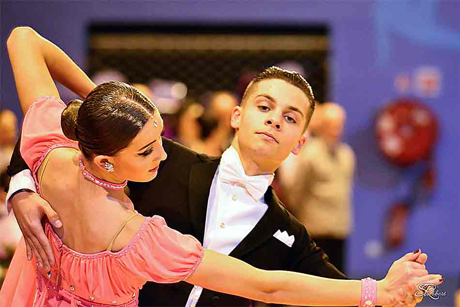 Pareja de baile profesional baila un vals