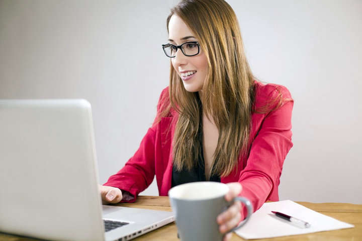 Mujer trabajando en una oficina