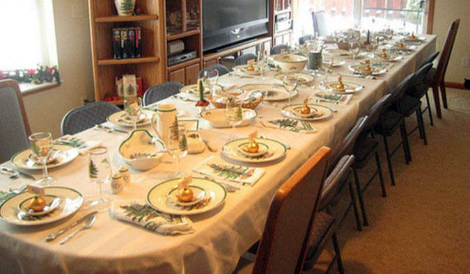 Mesa con platos de presentación