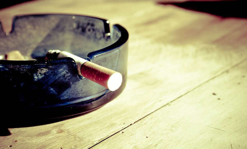 Cenicero con un cigarrillo