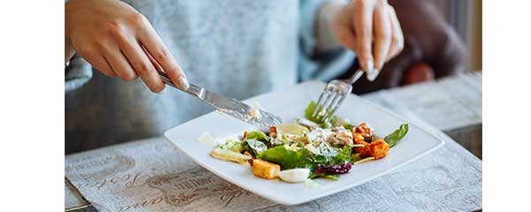 Reglas de etiqueta y buenos modales que hacen referencia a los alimentos