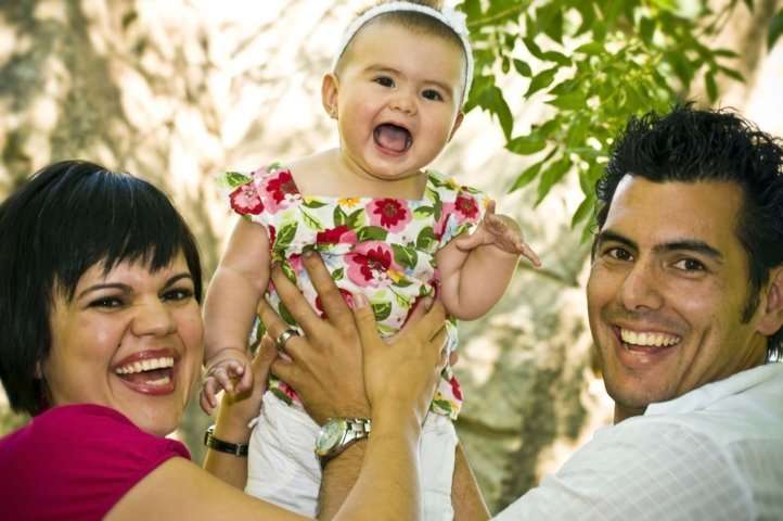 Padres felices y orgullosos de su bebé.