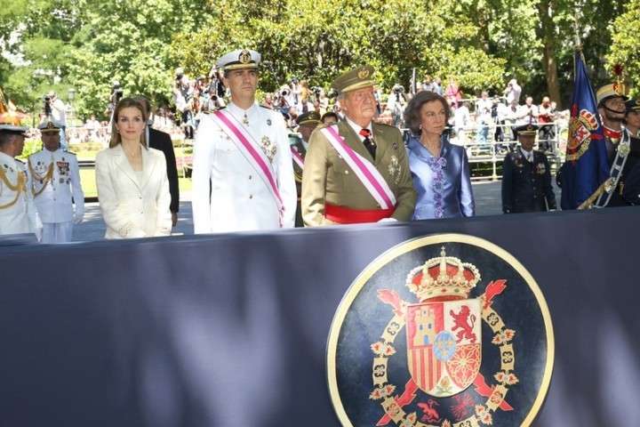 Sus Majestades los Reyes y Sus Altezas Reales los Príncipes de Asturias durante los actos del Día de las Fuerzas Armadas