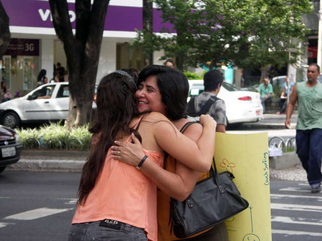 Saludar - Abrazo entre amigas