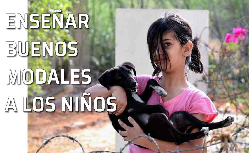 Niña con un perrito en brazos