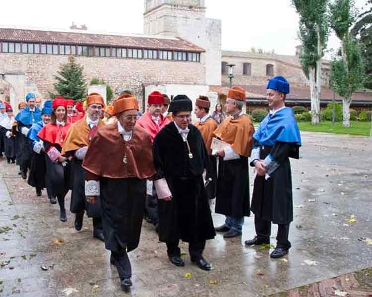 Tradicional paseillo. El Rector acompañado del nuevo Doctor Honoris Causa de la Universidad de Burgos