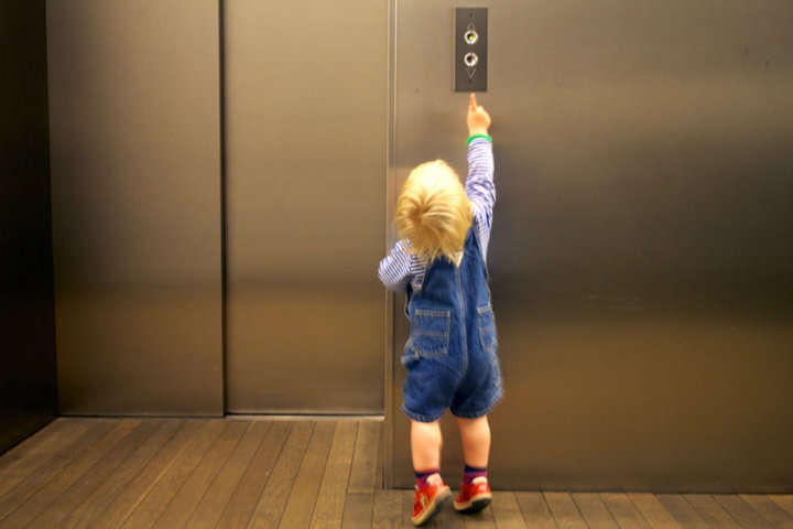 Niño llama al ascensor