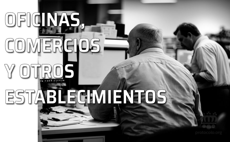 Las personas bien educadas se abstienen severamente de levantar la voz y de entrar en discusiones acaloradas en los establecimientos públicos