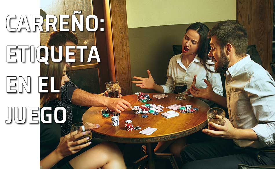 Grupo de amigos jugando a las cartas