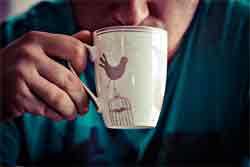 Sujetar correctamente una taza con una bebida caliente. Sujetar una taza de café