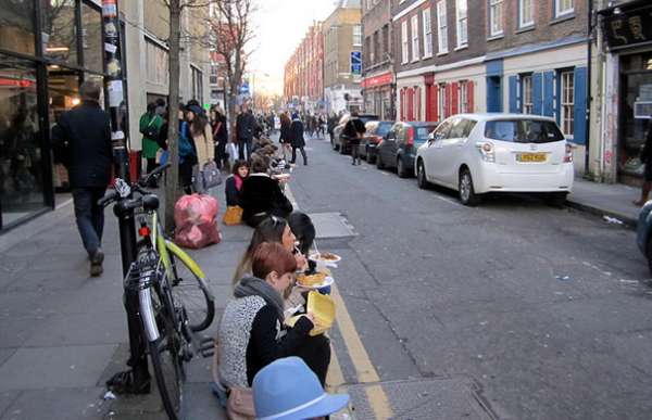 Comiendo en la calle de Shoreditch.