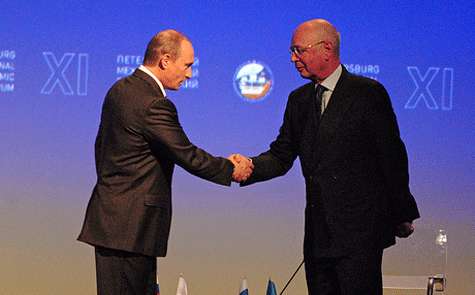 Vladimir Putin y Klaus Schwab se dan la mano