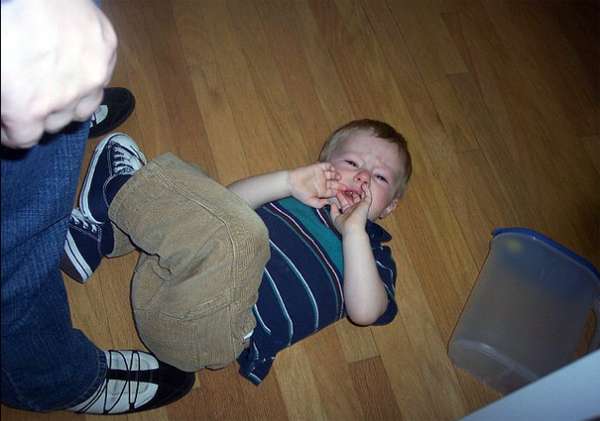 Pataleta de un niños pequeño frente a su padre.