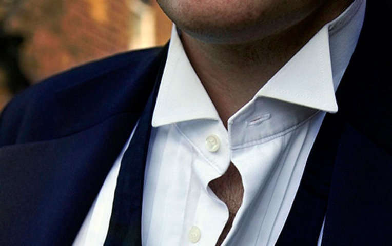 Cuello camisa de pajarita.