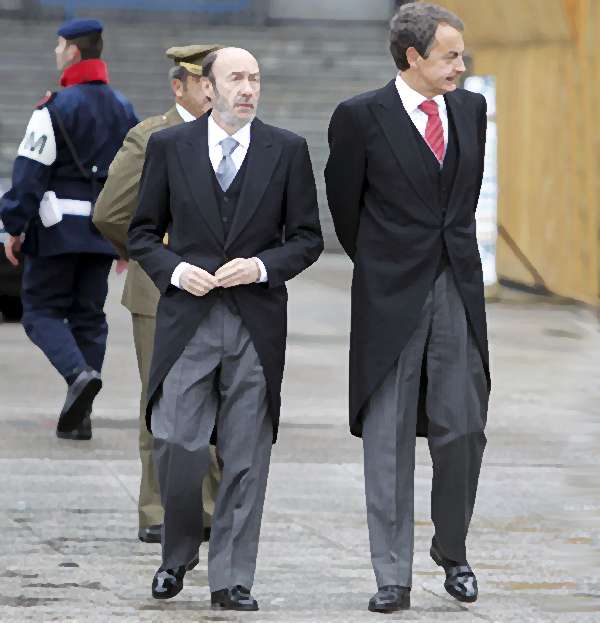 El Sr. Zapatarero y el Sr. Rubalcaba vestidos de chaqué.