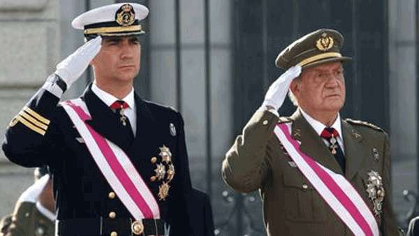 El Rey de España -Don Juan Carlos I- y el príncipe Felipe vestidos de etiqueta militar.