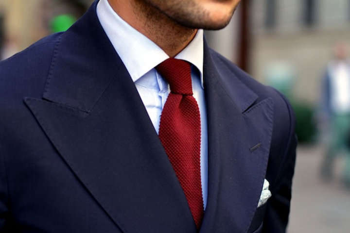 Corbata de punto burdeos.