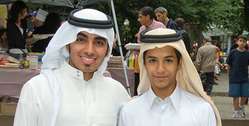 Dos jóvenes con vestido tradicional árabe.