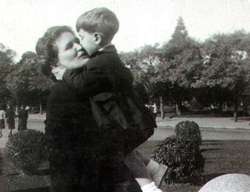 Madre con su hijo. Foto Angitua.