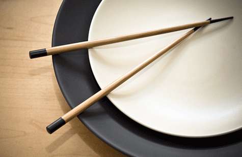 Plato con palillos japoneses.
