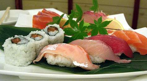 Plato variado de sushi.