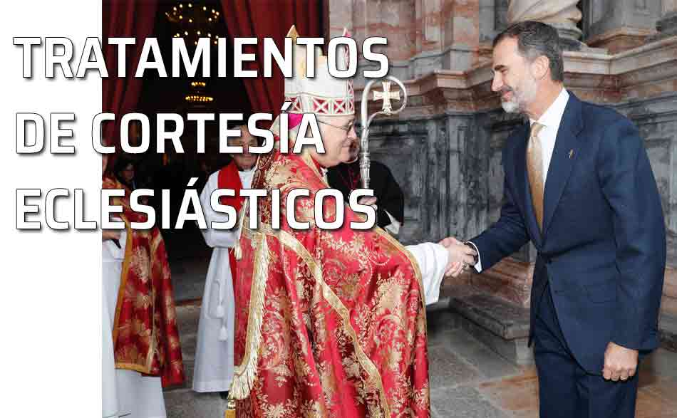 Su Majestad el Rey saluda al obispo de la Diócesis de Cartagena-Murcia, José Manuel Lorca en la entrada al templo