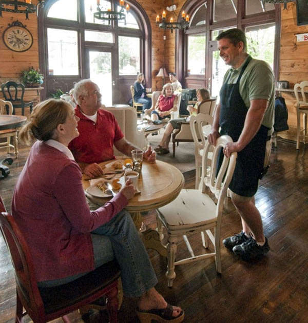 Charla con clientes del restaurante