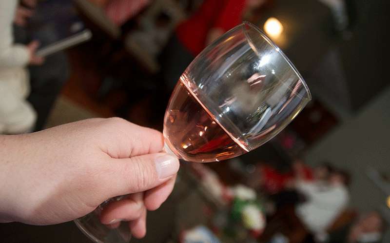 Coa de vino rosado en Navidad.