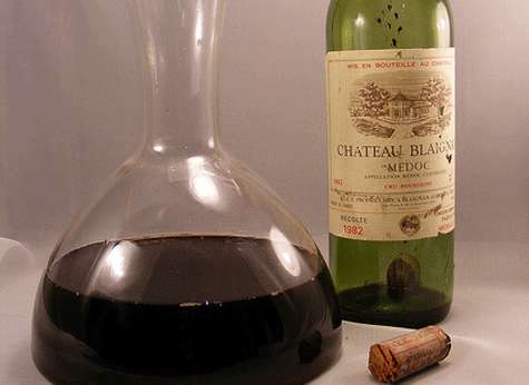 El vino. Decantador de vino.