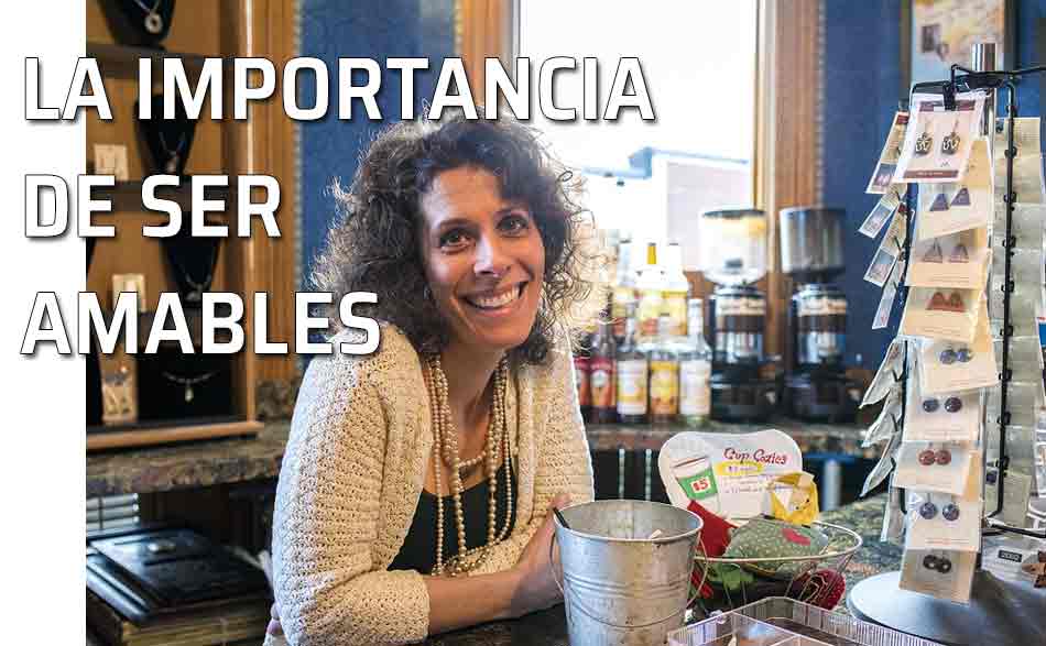 Mujer sonriente atiende su comercio