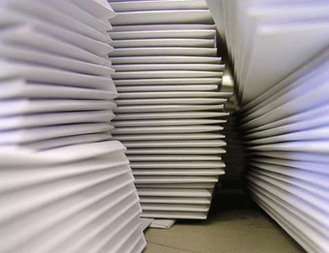 Sobres Sobre apilados en una mesa.