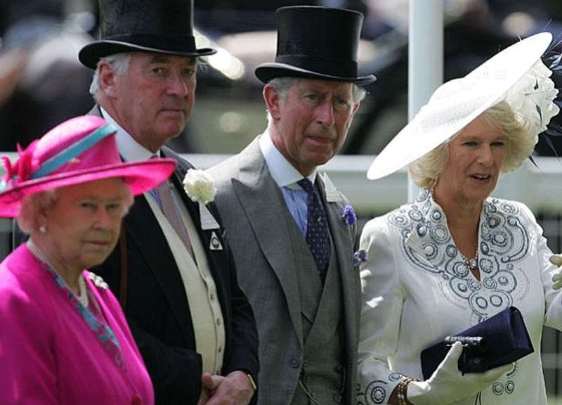Isabel II del Reino Unido y el príncipe Carlos en las carreras de Ascot.