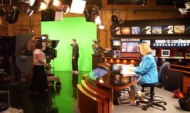 Presentadora canal de noticias 22WSBT Studio.