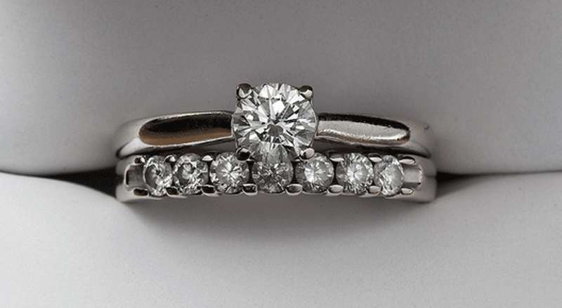 Anillo de diamantes.