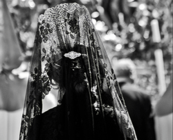 Mujer de mantilla en una procesión.