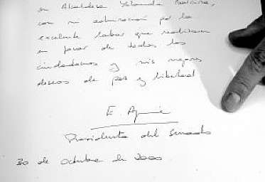 Firma de Esperanza Aguirre.