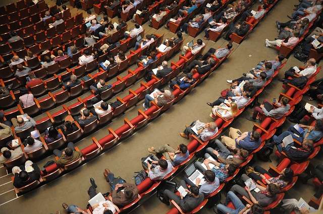 Conocer la audiencia, nuestros objetivos y ser breve son las claves del éxito al hablar en público.