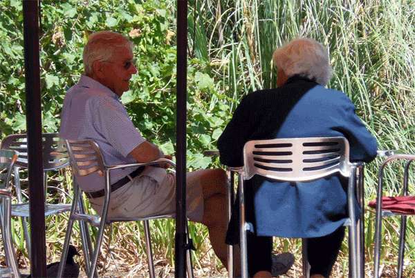 Dos amigos conversando.