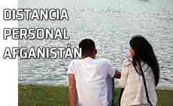 Pareja joven junto a un lago