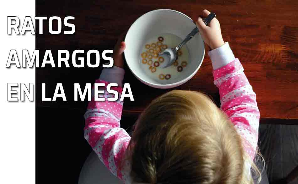 Niño desayunando cereales