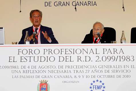 Foro RD 2099/1983. El profesor y maestro del protocolo actual español, Felio Vilarrubias, y el socio-director de la consultora “Delgado & asociados”, José Luis Delgado García, en una de las ponencias del Foro.