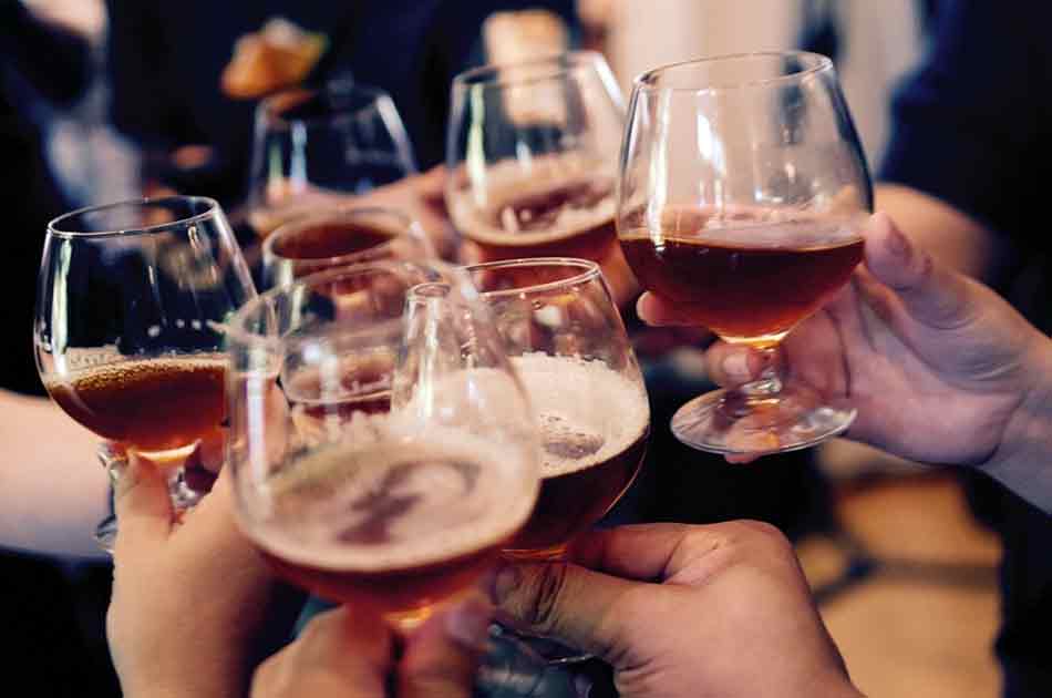 Fiesta de Navidad en la empresa. Haciendo un brindis